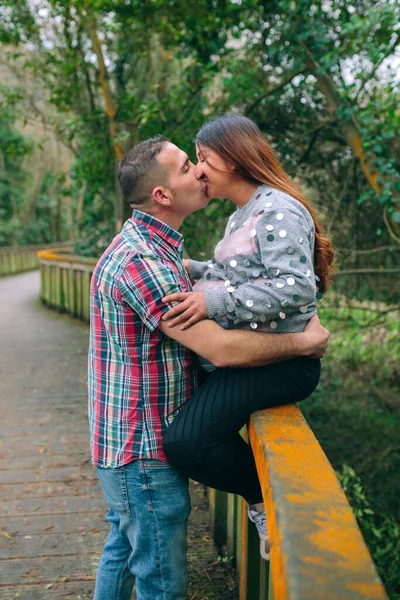 Kaukasischer Mann Küsst Schwangere Frau Die Über Geländer Des Weges — Stockfoto