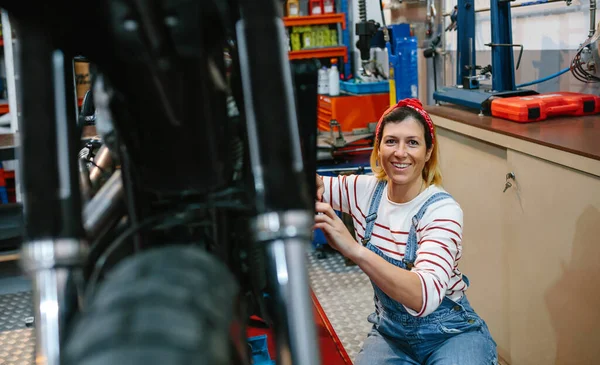 Portrait Smiling Mechanic Woman Freckles Looking Camera While Repair Motorcycle — Stock Photo, Image