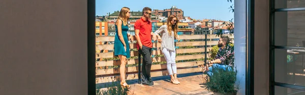 Blick Auf Freunde Die Sich Einem Sommertag Auf Dem Dach — Stockfoto