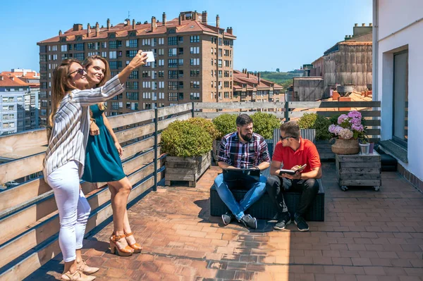 Две Улыбающиеся Подруги Делают Селфи Телефоном Крыше Офиса Летний День — стоковое фото