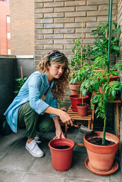 Jovem Mulher Usando Para Encher Com Solo Pote Cerâmica Planta — Fotografia de Stock