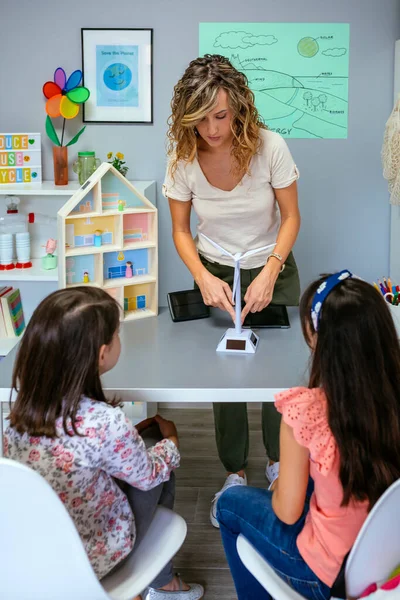 Female Teacher Showing Solar Windmill Her Students Ecology Classroom Renewable — Stock Photo, Image