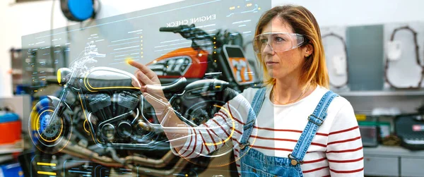Koncentrerad Kvinnlig Mekaniker Använder Hud Panel Skärm Med Augmented Reality — Stockfoto