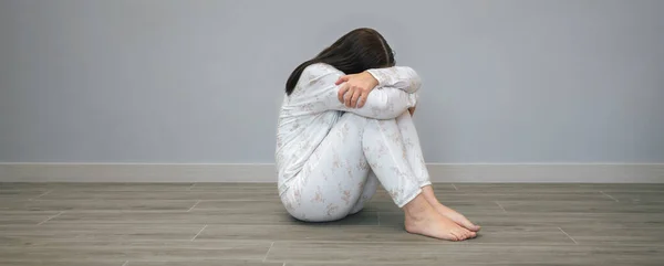 无法辨认的精神障碍和自杀念头的女人坐在地板上哭泣 — 图库照片