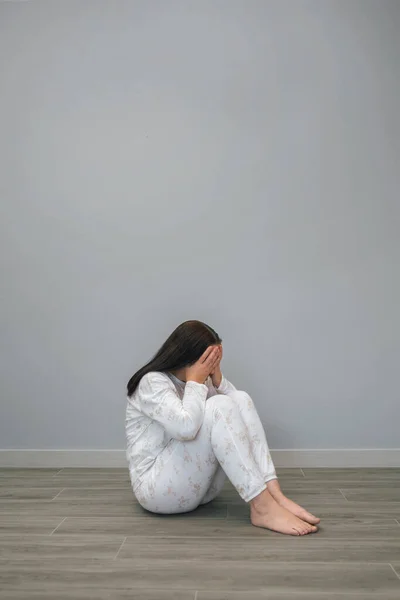 Oigenkännlig Desperat Kvinna Med Psykiska Hälsoproblem Som Täcker Ansiktet Med — Stockfoto