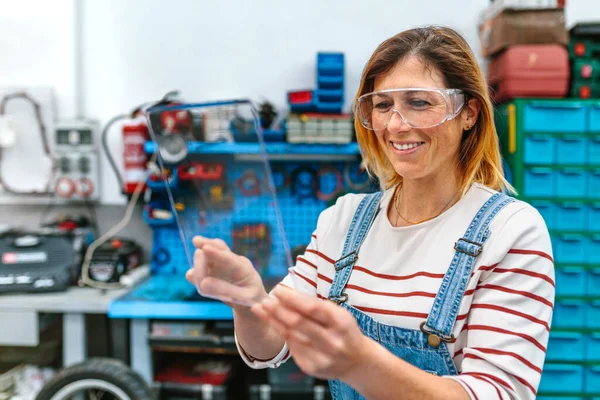 Retrato Mecânico Feminino Feliz Com Óculos Segurança Tocando Tablet Transparente — Fotografia de Stock