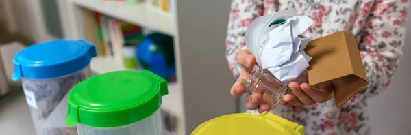 Chica Irreconocible Aula Ecología Mostrando Puñado Residuos Para Reciclar Con — Foto de Stock