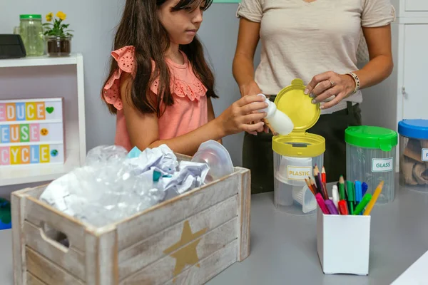 Chica Reciclando Plástico Con Profesora Aula Ecología — Foto de Stock