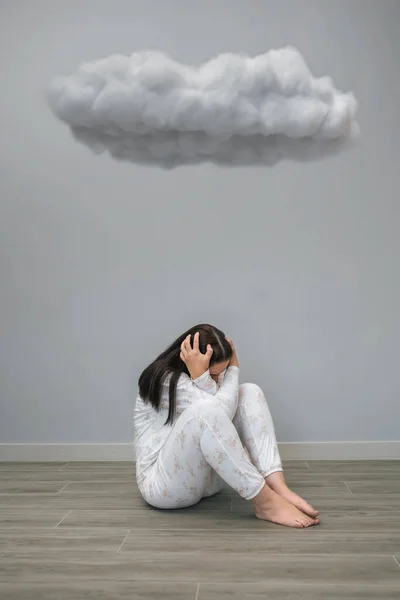 无法辨认的患有精神障碍和自杀念头的女人双手托着头 坐在房间的乌云下 负面情绪和负面情绪概念 — 图库照片