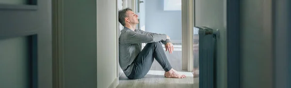 Wanhopige Man Met Een Psychische Stoornis Pyjama Zittend Vloer Van — Stockfoto