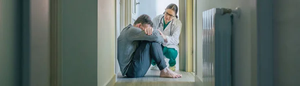 Médico Femenino Que Ayuda Consuela Paciente Masculino Con Trastorno Mental —  Fotos de Stock