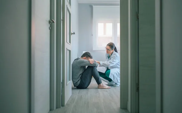 Жінка Лікар Заспокоює Допомагає Емпатією Пацієнта Який Сидить Підлозі Центру — стокове фото