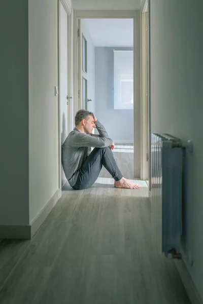 Απελπισμένος Άνθρωπος Ψυχική Διαταραχή Και Αυτοκτονικές Σκέψεις Κρατώντας Κεφάλι Του — Φωτογραφία Αρχείου