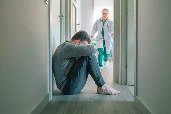 장애가 환자를 달려가는 의사들 바닥에 충동을 느끼는 의사들 — 스톡 사진