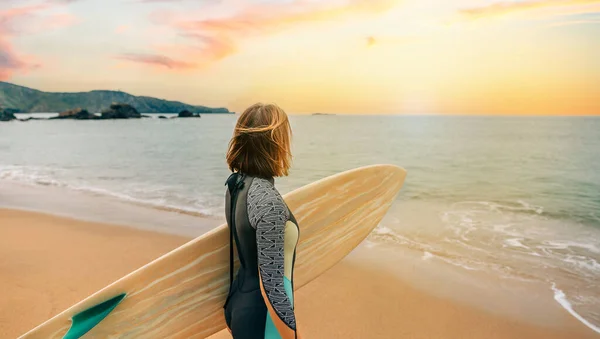 Unrecognizable Young Surfer Woman Wetsuit Carrying Surfboard Looking Sea Beach — Stock Photo, Image