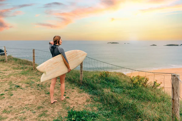 Genç Sörfçü Kadın Sahilden Sahile Bakarken Saçlarını Topluyor — Stok fotoğraf
