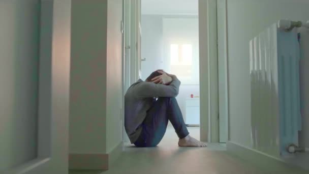 Беспокойная Женщина Врач Бежит Помочь Пациенту Психическими Расстройствами Суицидальными Мыслями — стоковое видео