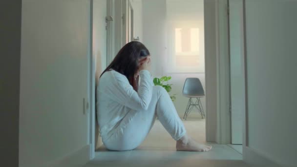 Médico Tratando Ayudar Una Paciente Con Trastorno Mental Que Niega — Vídeos de Stock