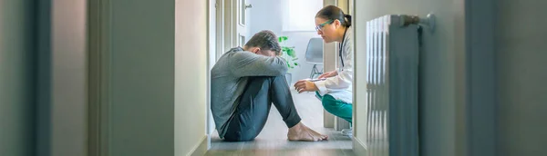 Kadın Psikiyatrist Koridorda Oturan Akıl Hastası Intihara Meyilli Erkek Hastayla — Stok fotoğraf
