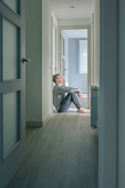 Verzweifelter Mann Mit Psychischer Störung Pyjama Sitzt Auf Dem Boden — Stockfoto