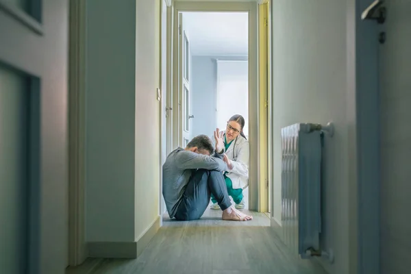 Ärztin Versucht Männlichen Patienten Mit Psychischer Störung Helfen Der Hilfe — Stockfoto