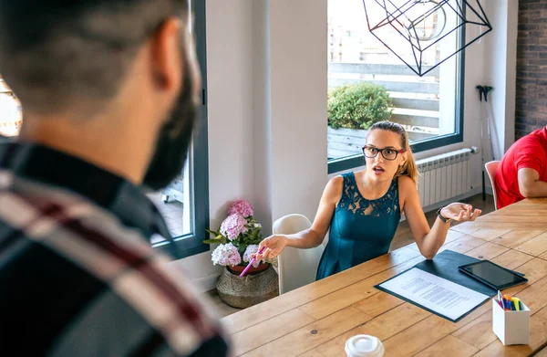 Surprised Young Woman Arguing Her Colleague Problems Coworking Conflict Work — Stockfoto