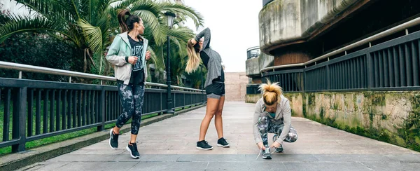 Team Unkenntlich Gemachter Freundinnen Wärmt Sich Vor Stadtlauf Auf — Stockfoto