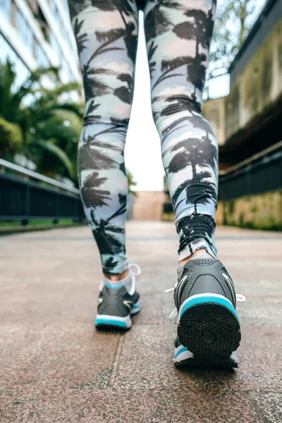 Tanımlanamayan Koşmaya Hazır Genç Kadın Bacakları Spor Ayakkabıları Palmiye Ağaçlı — Stok fotoğraf