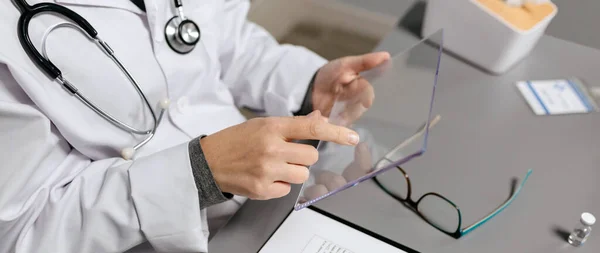Unerkennbare Ärztin Berührt Mit Finger Transparente Tablette Büro — Stockfoto
