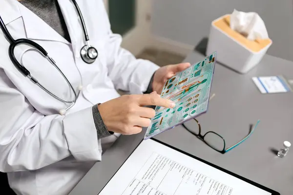 인지할 수없는 의사가 손가락으로 태블릿을 만지고 의학용 디지털 진단을 스크린에 — 스톡 사진