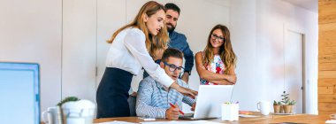 İş adamları laptoptaki ortak çalışma projesini kontrol ediyorlar.