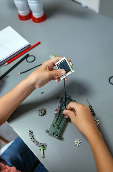 Felismerhetetlen Női Diák Aki Összeköti Napelemet Elektromos Áramkörrel Egy Robotika — Stock Fotó