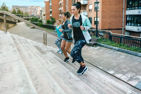 Egy Csapat Boldog Fiatal Barátnő Edz Lépcsőn Városban — Stock Fotó