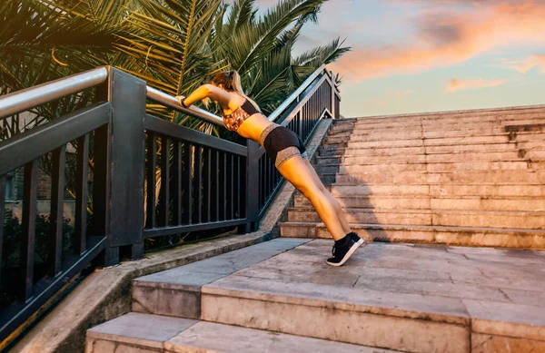 Mujer Rubia Joven Irreconocible Haciendo Flexiones Sobre Barandilla Barandilla Escaleras —  Fotos de Stock