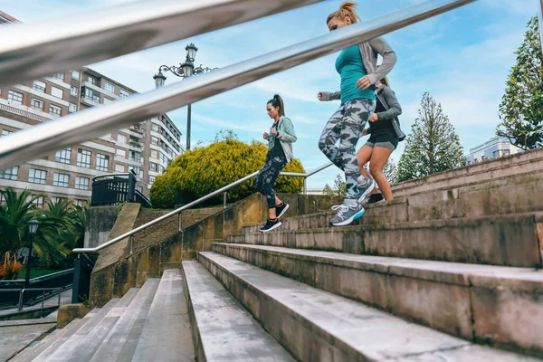 Gruppe Fröhlicher Junger Freundinnen Trainiert Das Treppenlaufen Der Stadt — Stockfoto