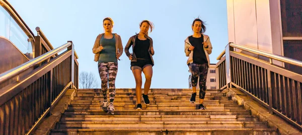 Fiatal Női Barátok Csoportja Csapat Képzés Fut Lépcsőn Városban Naplementekor — Stock Fotó