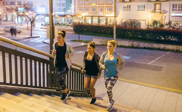 Fiatal Nők Csoportja Barátok Csapat Képzés Fut Fel Lépcsőn Városban — Stock Fotó