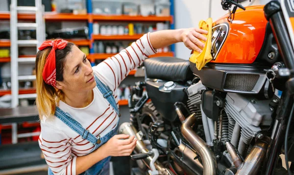 Skoncentrowany Mechanik Kobieta Czyszczenia Zbiornika Paliwa Niestandardowego Motocykla Tkaniny Mikrofibry — Zdjęcie stockowe