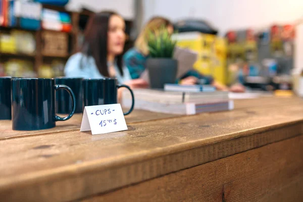 Eskici Dükkanındaki Ahşap Tezgahın Üzerinde Satış Için Mavi Kahvaltı Kupalarını — Stok fotoğraf