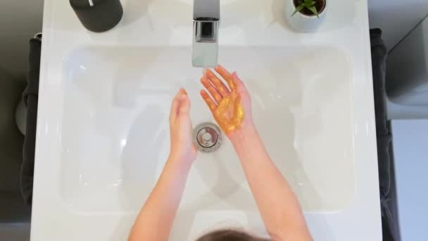 Κάτοψη Αγνώριστης Γυναίκας Που Πλένει Χρυσαφί Γκλίτερ Των Χεριών Της — Αρχείο Βίντεο