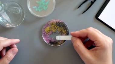 Mikroplastiğin temiz su üzerindeki tehlikeli etkilerini araştıran tanınmamış kadın bilim adamı. Çevre araştırma laboratuarındaki bir petri kabında simleri analiz eden kimyagerlerin ellerini kapat..