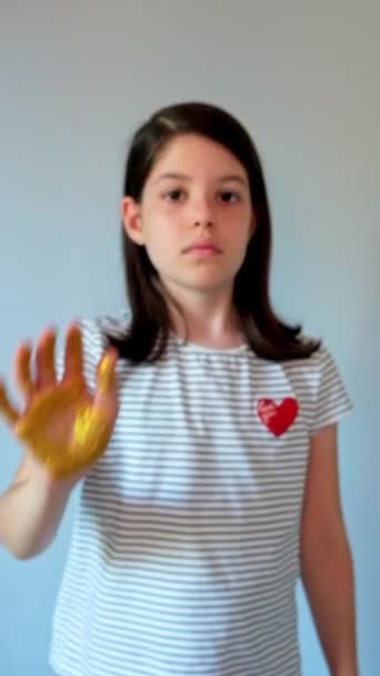 Σοβαρή Νεαρή Κοπέλα Δείχνει Χέρι Παλάμη Της Καλύπτονται Από Χρυσό — Αρχείο Βίντεο