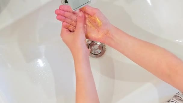 Primer Plano Una Mujer Irreconocible Lavando Brillo Dorado Sus Manos — Vídeos de Stock