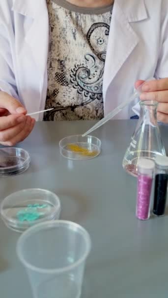 Çevre Araştırma Laboratuarında Petri Kabının Üzerinden Altın Parıltı Örneği Döken — Stok video