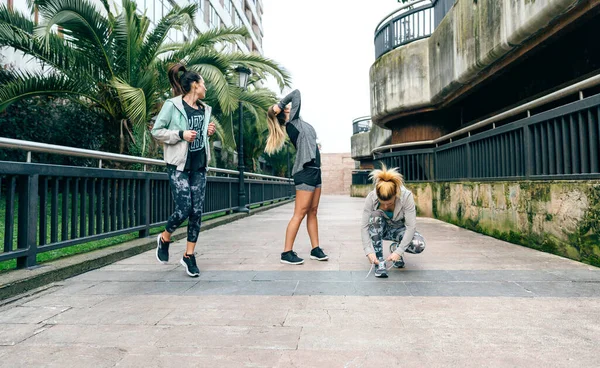 Felismerhetetlen Női Barátokból Álló Csapat Bemelegít Városban Futás Előtt — Stock Fotó