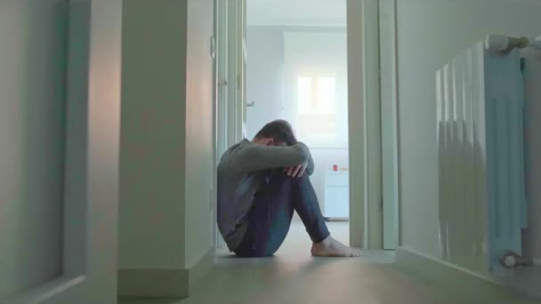 Médica Mulher Tentando Ajudar Paciente Sexo Masculino Com Transtorno Mental — Vídeo de Stock