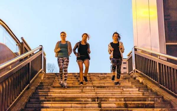 Fiatal Női Barátok Csoportja Csapat Képzés Fut Lépcsőn Városban Naplementekor — Stock Fotó