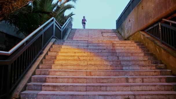 Genç Sarışın Bayan Koşucu Merdivenlerden Aşağı Eğiliyor Gün Doğumunda Tırabzanların — Stok video
