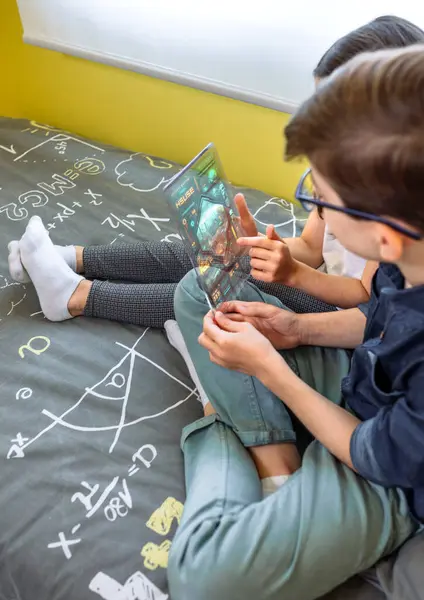Unerkennbare Kinder Spielen Und Amüsieren Sich Mit Futuristischen Transparenten Tablets Stockbild