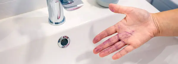 Zbliżenie Nierozpoznawalnej Kobiety Usuwającej Fioletowy Brokat Dłoni Umywalki Łazience Zanieczyszczenie Obraz Stockowy